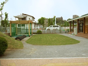園庭は芝生や山など自然がいっぱい