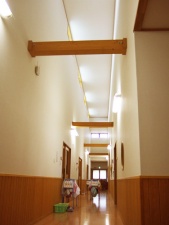 廊下は吹き抜けで開放的